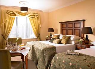 Отель Castlecourt Hotel, Spa & Leisure Уэстпорт Классический трехместный номер-1